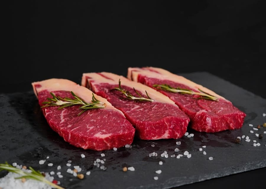 Dry Aged Steaks auf Schiefer, portioniert